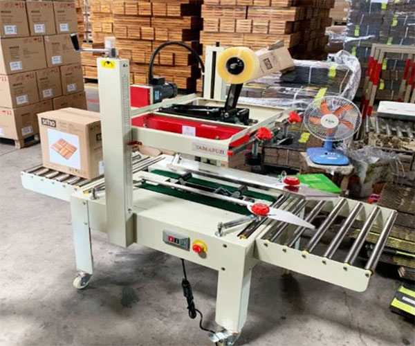 có nên mua máy dán băng keo thùng carton tự động không